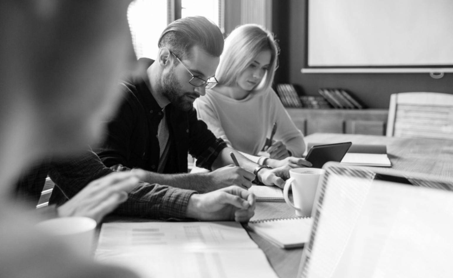 Arbeitsplatz mit Finanzplanungstools